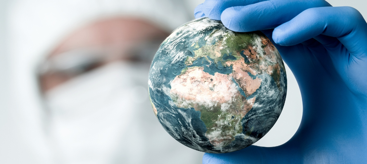 Imagem de um cientista segurando um globo terrestre.